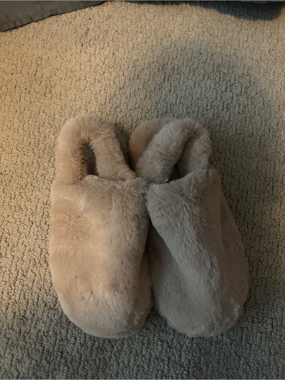 Plush Faux-Fur Slide Slippers in Light Beige